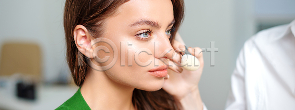 화려 백인 성인 여자 한명 JPG 포토 해외이미지 가루 갈색 갈색머리 건강 내추럴 돌봄 만들기 모델 백그라운드 볼터치 붓 뷰티 상점 손 스타일 신청 어플리케이션 얼굴 예술가 완벽 유행 응시 입술 직업 치료 피부 해외202309 해외포토 화장품