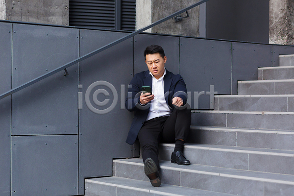 출장 남자 동양인 성인 성인남자한명만 한명 JPG 포토 해외이미지 계단 내려보기 들기 비즈니스맨 스마트폰 야외 전신 정장 찡그림 해외202309
