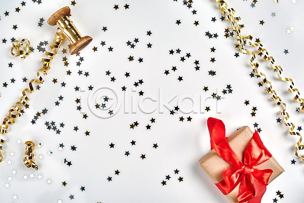 축하 사람없음 JPG 포토 해외이미지 리본 별 색종이 선물상자 크리스마스 해외202309 황금 흰배경