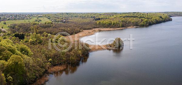 산책 사람없음 JPG 포토 하이앵글 해외이미지 걷기 공원 나무 덴마크 드론 물 방문 봄 뷰티 숲 스칸디나비아 안테나 야외 언덕 여행객 자연 주말 초록색 컬러풀 하늘 하이킹 해외202309 해외포토 호수