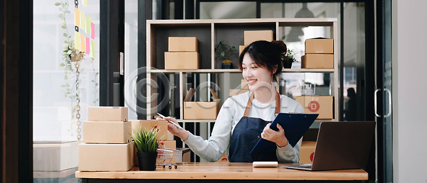 마케팅 전자상거래 행복 동양인 사람 여자 한명 JPG 포토 해외이미지 고객 노트북 미소 비즈니스 비즈니스우먼 사업가 상인 상자 상품 스마트폰 아시아 알약 온라인 온라인쇼핑 옷 인터넷 작업 작음 주인 질서 짐싸기 컴퓨터 판매 패키지 포장 프리랜서 해외202309 해외포토 확인 획득