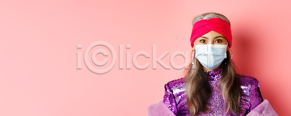 기쁨 행복 노년 동양인 사람 성인 여자 한명 JPG 포토 해외이미지 가면 감염 락다운 머리띠 바이러스 백그라운드 복고 분홍색 뷰티 사회적거리두기 쇼핑 스타일 승진 얼굴 옛날 유행 일본 제의 중국 질병 코로나바이러스 파티 한국 할머니 해외202309 해외포토 회색