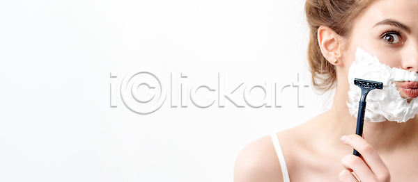 특별함 사람 성인 여자 청소년 한명 JPG 포토 해외이미지 거품 고립 돌봄 만들기 면도 면도기 문제 뷰티 삭제 수염 신체 얼굴 욕실 유행 제모 치료 칼날 크림 포즈 피부 피부관리 해외202309 해외포토 헤어스타일