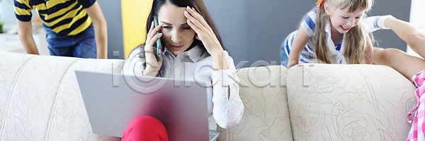 복잡 성공 스트레스 피곤 성인 어린이 여러명 여자 JPG 포토 해외이미지 가족 감정 건강 네트워크 노트북 놀이 대화 돌봄 딸 리빙 멀리 바쁨 방 비즈니스 스마트폰 시간 앉기 엄마 업무 온라인 인터넷 작업 주인 주택 책상 컴퓨터 통신 해외202309 해외포토