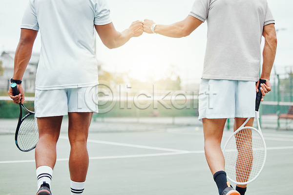 남자 두명 성인 성인남자만 JPG 뒷모습 포토 해외이미지 빛 야외 주먹인사 테니스 테니스라켓 테니스복 테니스장 해외202309