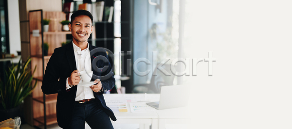 성공 집중 행복 동양인 인종 한명 JPG 포토 해외이미지 CEO 가로 감정 개성 경영자 대표 면접 백그라운드 변호사 복도 비즈니스 비즈니스맨 사무실 사업가 서기 셔츠 앉기 야외 얼굴 웃음 응시 작업 접기 정장 종업원 카피스페이스 컨셉 컴퓨터 팔 팔짱 해외202309 해외포토 흰색