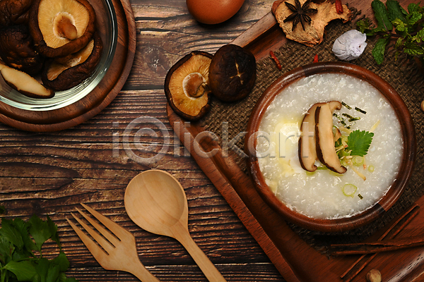 뜨거움 사람없음 JPG 포토 해외이미지 건강식 계란 나무배경 버섯 전통 죽 채소 포크 해외202309