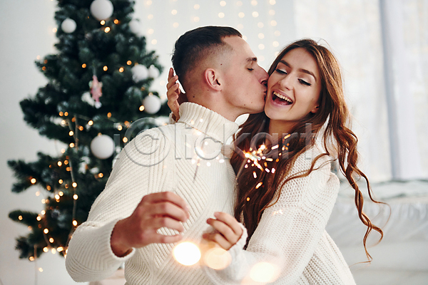 사랑 행복 남자 두명 성인 성인만 여자 JPG 옆모습 포토 해외이미지 겨울 들기 보케 상반신 스파클라 장식 커플 크리스마스 크리스마스트리 키스