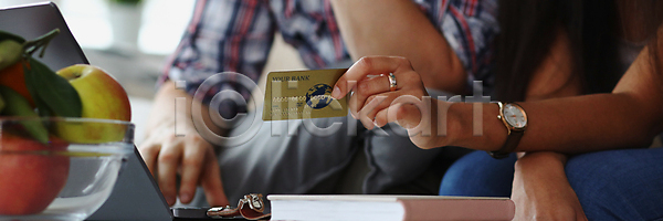 이동 사람 사람없음 여자 JPG 포토 해외이미지 검색 고객 구매 금융 기술 남편 노트북 돈 멀리 묘사 사무실 상점 상품 쇼핑 숫자 신용카드 아내 연결 예산 온라인 인터넷 주택 질서 책상 컴퓨터 키보드 해외202309 해외포토