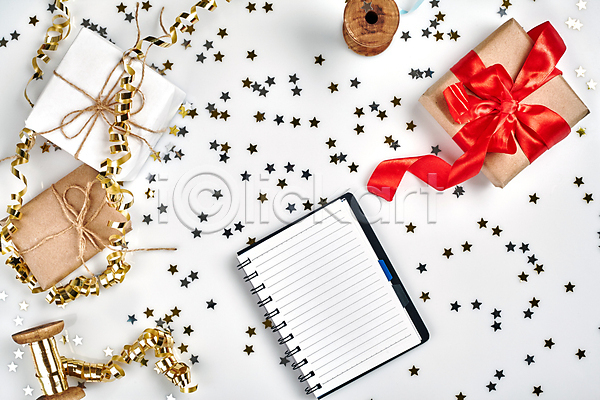 축하 사람없음 JPG 포토 해외이미지 공책 리본 별 색종이 선물상자 크리스마스 해외202309 황금 흰배경