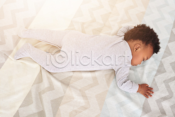 귀여움 남자아기한명만 아기 한명 JPG 포토 해외이미지 낮잠 눈감음 눕기 신생아 이불 침대 해외202309