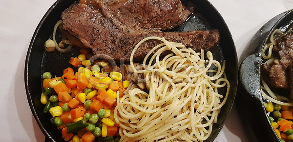 뜨거움 신선 사람없음 JPG 포토 해외이미지 굽기 그릴 기댐 등심 로즈메리 마늘 맛 맛있는 바비큐 백그라운드 부분 소고기 소금 스테이크 식당 식사 요리 육류 음식 잡화 재료 저녁식사 접시 조각 해외202309 해외포토 향신료 허리 후추