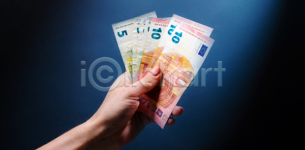 성공 아이디어 절약 투자 행운 사람 사람없음 JPG 포토 해외이미지 결제 경제 계산서 금융 대출 돈 백그라운드 비즈니스 상업 세금 세일 속도 손 쇼핑 수도권 수입 시장 심볼 유로 잡기 재산 종이 주기 지폐 컨셉 해외202309 해외포토