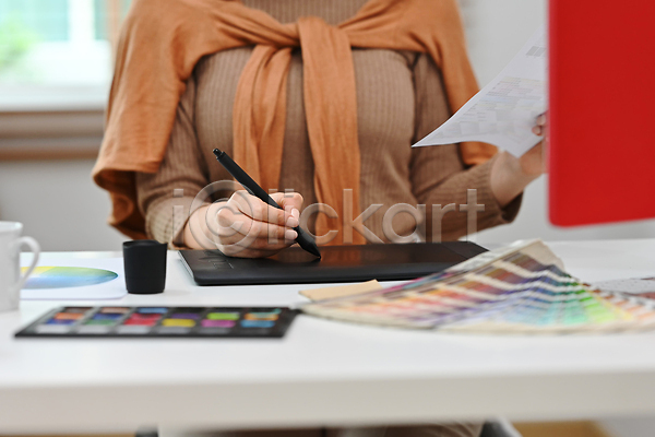 성인 성인여자한명만 여자 한명 JPG 포토 해외이미지 들기 디자이너 모니터 문서 사무실 상반신 업무 컬러리스트 컵 태블릿 태블릿펜 해외202309