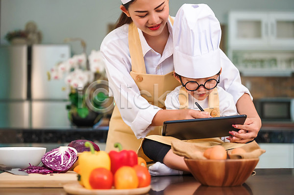 즐거움 남자 동양인 두명 성인 소년 어린이 여자 JPG 앞모습 포토 해외이미지 그리기 들기 모자(엄마와아들) 상반신 실내 요리 전신 주방 태블릿