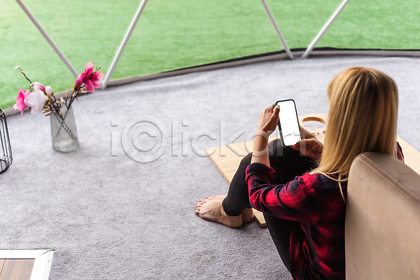 성인 성인여자한명만 여자 한명 JPG 뒷모습 포토 해외이미지 꽃병 들기 스마트폰 앉기 야외 전신 창가 캠핑 텐트 해외202309