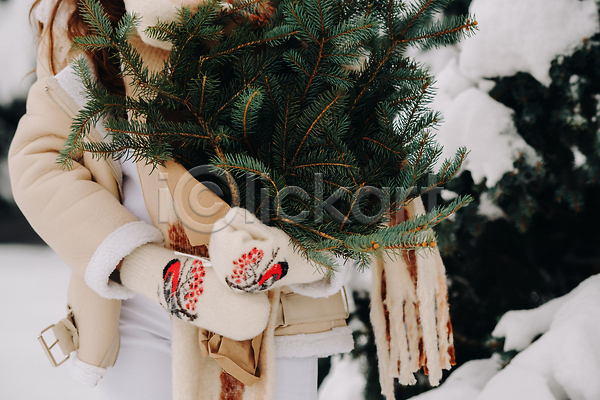 분위기 사람없음 성인 성인여자한명만 여자 한명 JPG 앞모습 포토 해외이미지 겨울 나뭇가지 들기 방한용품 상반신 설원 쌓기 장갑 전나무