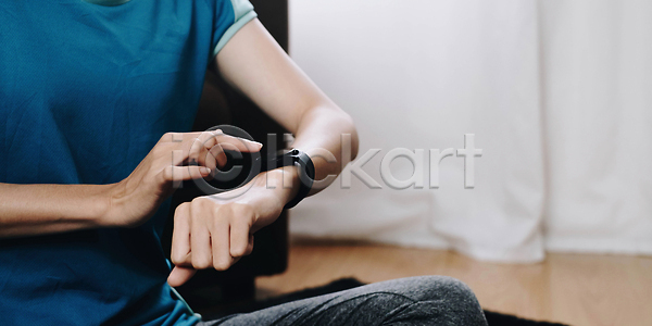 스마트 사람 사람없음 성인 여자 JPG 포토 해외이미지 건강 다락방 라이프스타일 맑음 매트 모바일 무선전화기 손목시계 스포츠 신체 실내 연습 요가 운동 전자 체육관 칼로리 클럽 해외202309 해외포토 힘