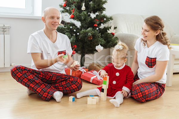 남자 백인 성인 세명 아기 여자 JPG 앞모습 포토 해외이미지 가족 놀이 블록쌓기 앉기 전신 크리스마스 크리스마스트리 해외202309 휴가