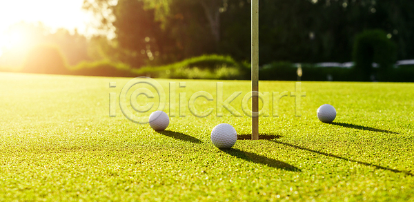 목표 사람없음 JPG 포토 해외이미지 3 강의 게임 골프 골프공 골프장 골프채 골프티 공 깃발 넣기 놀이 놓기 때리기 밭 백그라운드 빛 슛 스포츠 일몰 잔디 장비 철 초록색 취미 클럽 태양 페어웨이 해외202309 해외포토 흰색
