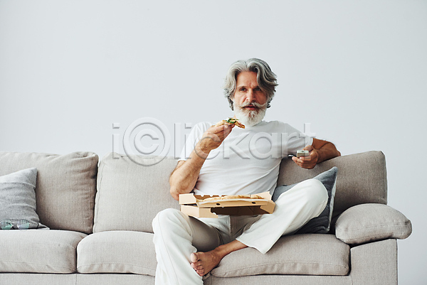 여유 휴식 남자 노년 노인남자한명만 백인 한명 JPG 앞모습 포토 해외이미지 들기 리모컨 맛있는 먹기 상반신 소파 수염 실내 실버라이프 앉기 주말 피자 할아버지 해외202309