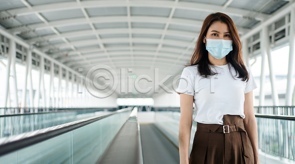 고통 보호 행복 사람 여자 한명 JPG 포토 해외이미지 가면 거리 건강 공항 도시 돌봄 바이러스 뷰티 비즈니스 안전 알레르기 야외 약 얼굴 여행 예방 오염 위생관리 이탈리아 일반 전염병 코로나바이러스 태국 해외202309 해외포토 혼자 히스패닉