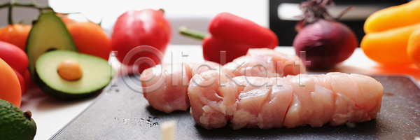 순수 신선 준비 사람없음 JPG 포토 해외이미지 건강 날것 다이어트 레시피 마늘 맛 맛있는 먹기 메뉴 숟가락 식사 아보카도 양파 요리 요리사 유기농 육류 음식 자르기 재료 저녁식사 점심식사 접시 주방 주택 직업 채소 초록색 치킨 컨셉 탁자 토마토 해외202309 해외포토 핸드메이드 후추