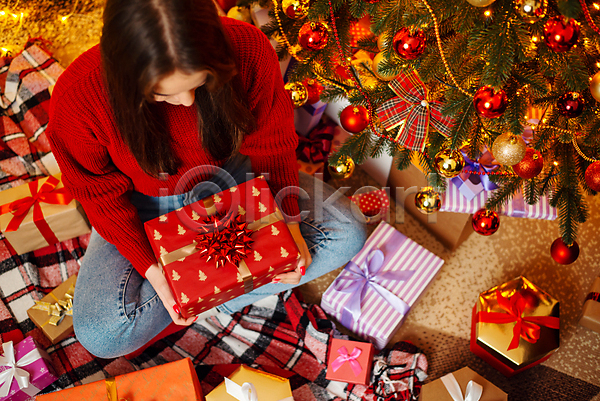 성인 성인여자한명만 여자 한명 JPG 앞모습 포토 해외이미지 12월 들기 선물상자 앉기 장식 전신 크리스마스 크리스마스트리 해외202309