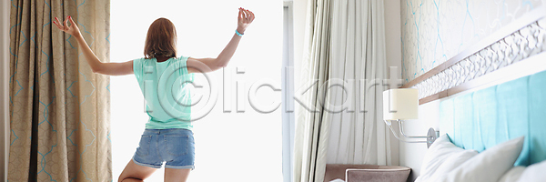 자유 평화 사람 여자 한명 JPG 포토 해외이미지 건강 내부 디자인 마음 명상 불교 빛 서기 선 스타일 습관 신체 아사나자세 아침 안락 영혼 요가 운동 위치 의식 일상 주택 창문 취미 침구 침실 해외202309 해외포토 혼자