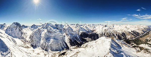 평화 호기심 사람없음 JPG 포토 항공촬영 해외이미지 가로 겨울 계곡 맑음 백그라운드 뷰티 빙하 산 산등성이 수평선 숲 스키 스포츠 안테나 얼음 여행 여행객 엽서 오르기 자연 전국 절정 정상 파노라마 파란색 하늘 해외202309 해외포토 휴가 흰색