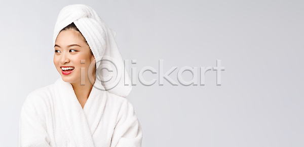 성인 성인여자한명만 여자 한명 JPG 앞모습 포토 해외이미지 목욕가운 미소(표정) 뷰티 상반신 카피스페이스 해외202309 흰색