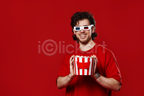 행복 남자 성인 성인남자한명만 한명 JPG 앞모습 포토 해외이미지 3D안경 들기 빨간색 상반신 영화 팝콘 해외202309