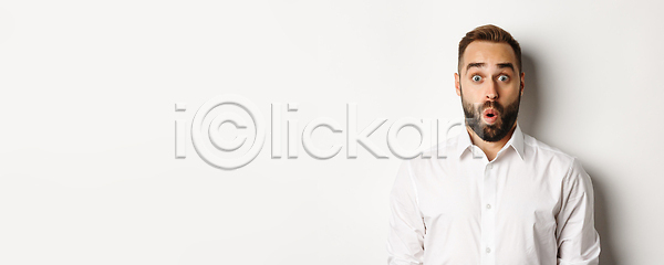 성공 자신감 행복 남자 백인 사람 성인 한명 JPG 포토 해외이미지 경영자 고립 금융 놀람 모델 배너 백그라운드 부동산중개인 비즈니스 비즈니스맨 사무실 셔츠 손짓 쇼핑 수염 스타일 실내 심볼 얼굴 업무 정중 종업원 중개인 직업 카피스페이스 해외202309 해외포토 흰색