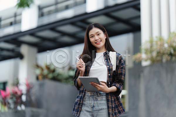 성공 우정 함께함 행복 남자 백인 사람 성인 여자 한명 JPG 포토 해외이미지 거리 걷기 공책 교실 교육 그룹 노트북 대학교 대화 라이프스타일 배낭 뷰티 스터디 야외 책 친구 학교 학생 학습 해외202309 해외포토