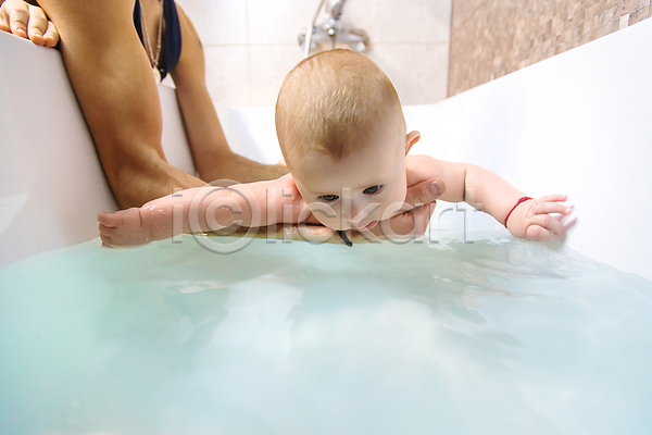 남자 남자만 두명 성인 아기 JPG 포토 해외이미지 목욕 씻겨주기 욕조 잡기 청결 해외202309