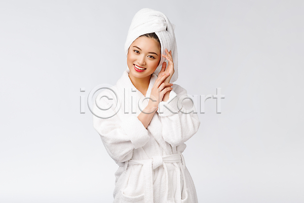성인 성인여자한명만 여자 한명 JPG 앞모습 포토 해외이미지 목욕가운 미소(표정) 뷰티 상반신 손짓 해외202309 흰색
