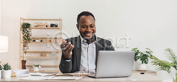 행복 남자 사람 성인 한명 흑인 JPG 포토 해외이미지 가상 검은색 교육 네트워크 노트북 대화 동영상 디지털 라이프스타일 멀리 미소 부름 비즈니스 비즈니스맨 사무실 사이버 스크린 실내 앉기 업무 연결 온라인 웹 이어폰 작업 종업원 주택 직업 책상 컴퓨터 통신 학생 해외202309 해외포토 회의