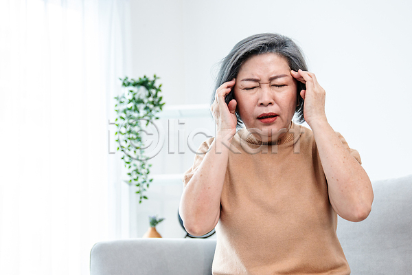 고통 노년 노인여자한명만 동양인 여자 한명 JPG 앞모습 포토 해외이미지 건강관리 두통 상반신 질병 찡그림 해외202309