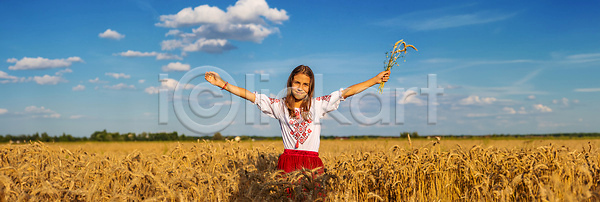 사랑 애국심 자유 축하 행복 아기 어린이 한명 JPG 포토 해외이미지 8월 기념 깃발 노란색 독립 민주주의 밀 밭 배너 백그라운드 벽지 우크라이나 유럽 일몰 자수 자연 전국 전통 카피스페이스 파란색 해외202309 해외포토 헌법 휴가