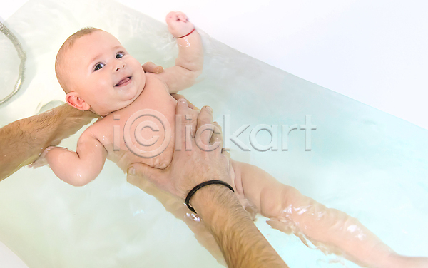 남자 남자아기한명만 신체부위 아기 한명 JPG 포토 해외이미지 목욕 미소(표정) 손 씻겨주기 욕조 잡기 청결 해외202309