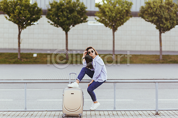 출장 사람 성인 성인만 성인여자한명만 여자 여자만 여자한명만 청소년 한명 JPG 포토 해외이미지 가로 거리 걷기 공항 교통시설 기다림 당기기 라이프스타일 미녀 비즈니스우먼 선글라스 스페인 승객 앉기 야외 여행 여행가방 역 웃음 전신 짐 캐주얼 컬러풀 택시 해외202309 해외포토 휴가