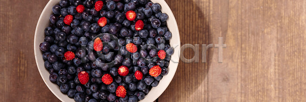 달콤 신선 사람없음 JPG 포토 해외이미지 건강 고립 과일 날것 내추럴 다이어트 디저트 디톡스 딸기 맛 맛있는 먹기 목재 베리 블랙베리 블루베리 비건 비타민 빨간색 사발 산딸기 섞기 수확 숙성 시골 시장 아침식사 여름 열매 유기농 음식 자연 재료 채식주의자 카피스페이스 탁자 파란색 해외202309 해외포토 혼합