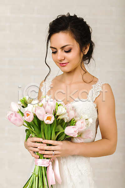 성인 성인여자한명만 여자 한명 JPG 포토 해외이미지 결혼 꽃다발 드레스 들기 리본 부케 상반신 신부(웨딩) 튤립 해외202309