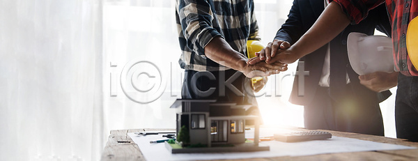 계획 성공 함께함 행복 협력 남자 사람 사람없음 성인 여자 JPG 포토 해외이미지 개발 건축가 경영자 공장 공학 그룹 노동자 동료 미소 비즈니스 비즈니스맨 비즈니스우먼 사무실 산업 업무 엔지니어 작업 종업원 직업 직장 컴퓨터 통신 프로젝트 해외202309 해외포토 헬멧 회사