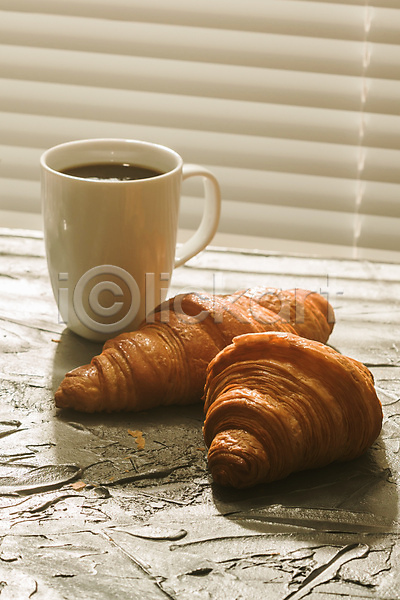 사람없음 JPG 포토 해외이미지 머그컵 브런치 블라인드 아침 아침식사 오브젝트 커피 커피잔 크루아상 해외202309