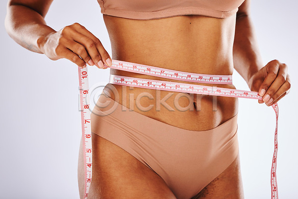 자신감 성인 성인여자한명만 여자 한명 JPG 앞모습 포토 해외이미지 건강 다이어트 상반신 속옷 줄자 측정 피부 해외202309