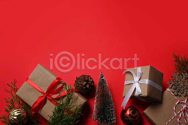 사람없음 JPG 포토 하이앵글 해외이미지 눈꽃 빨간색 선물상자 솔방울 솔잎 오너먼트 오브젝트 카피스페이스 크리스마스 크리스마스트리 해외202309