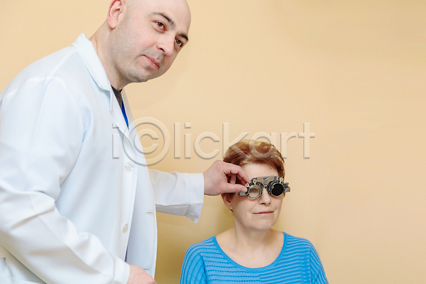 남자 두명 백인 사람 여자 JPG 포토 해외이미지 검사(조사) 검안사 공구 눈(신체부위) 돌봄 반지 병원 비전 시력 시력검사 시험 안경 약 유리 의사 장비 전문직 직업 측정 프레임 해외202309 환자