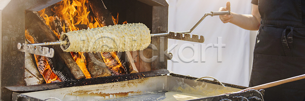 달콤 축하 사람없음 JPG 포토 해외이미지 가로 굽기 꼬치 노란색 디저트 리투아니아 맛 맛있는 먹기 반죽 백그라운드 불 빵집 상품 설탕 식사 오븐 요리 음식 장식 전국 전통 조각 축제 컬러 케이크 탑 파티 페스츄리 해외202309 해외포토 회전