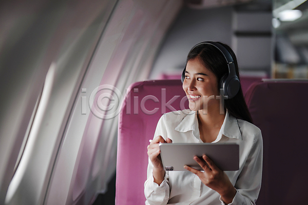 동양인 성인 성인여자한명만 여자 한명 JPG 앞모습 포토 해외이미지 기내 비행기 상반신 승객 앉기 의자 태블릿 태블릿펜 해외202309 헤드셋